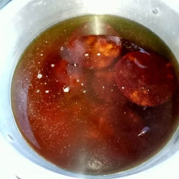 Rebus gula merah, gula pasir dengan 5 liter air hingga gula larut, matikan api sisihkan.