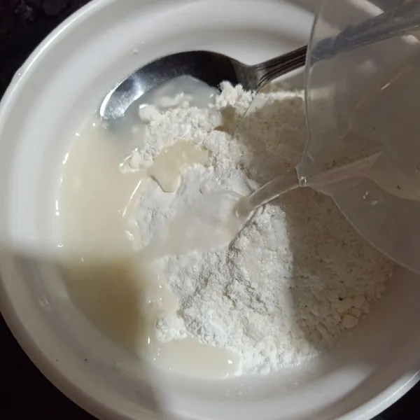 Campur bahan adonan tepung, aduk rata.