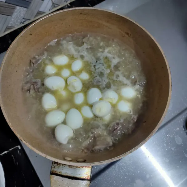 Tambahkan air lalu masukkan telur puyuh masak hingga mendidih.