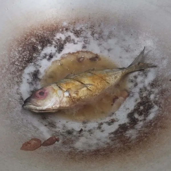 Cuci ikan kembung, lalu goreng matang. Suwir ikan kembung.