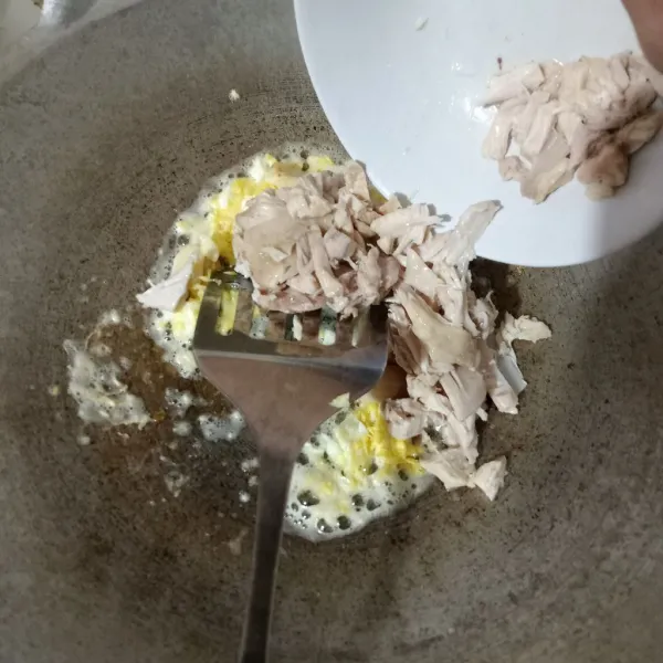 Goreng telur orak arik lalu masukkan bawang putih dan ayam suwir, oseng sampai harum.