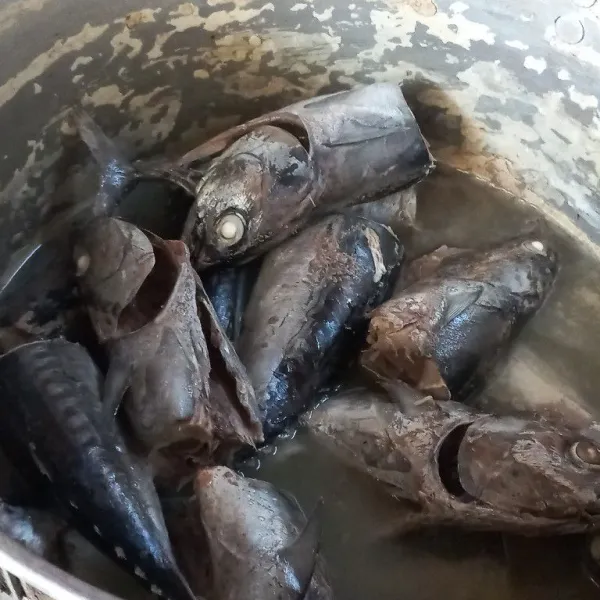 Didihkan air kemudian rebus ikan sampai matang.