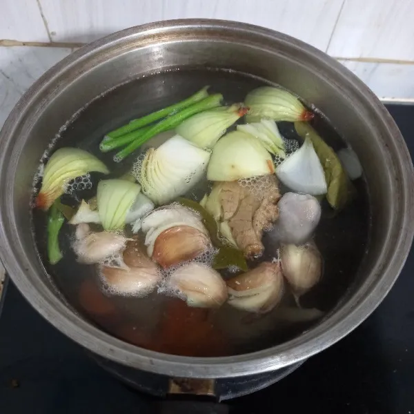 Selanjutnya rabus lagi daging menggunakan mirepoix hingga matang