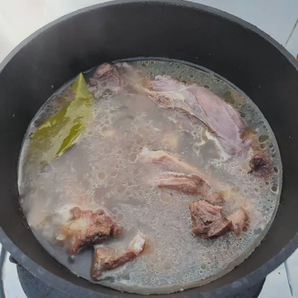 Rebus daging sapi, balungan sapi dan daun salam dengan 1000 ml air hingga daging empuk. Angkat daging dan potong sesuai selera.