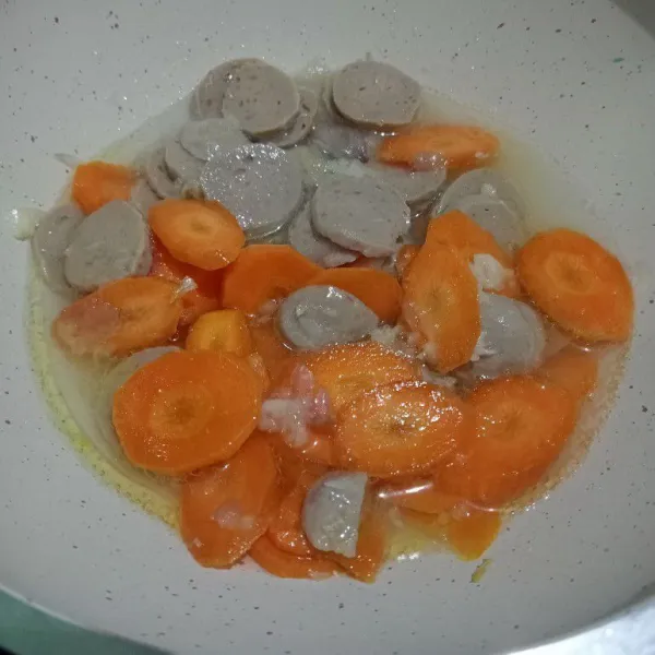 Kemudian tambahkan secukupnya air dan masukan wortel dan bakso.