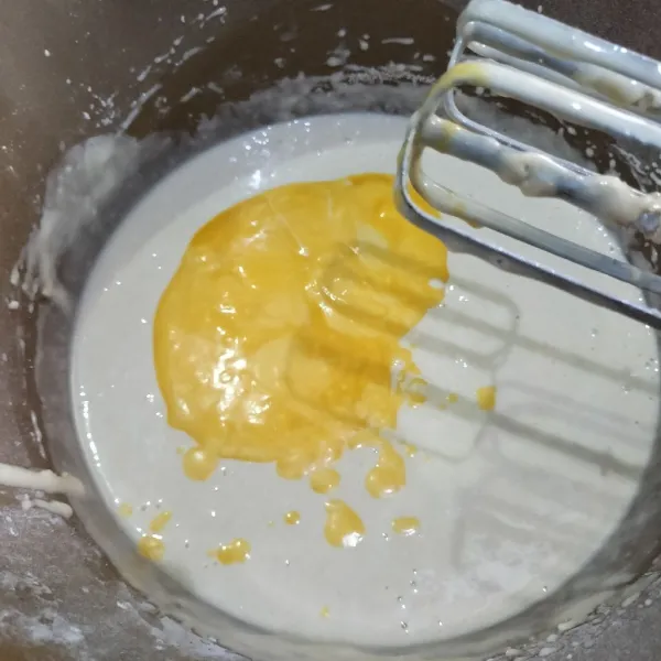 Kemudian masukkan margarin cair lalu aduk sampai rata dan tunggu hingga mengembang hingga satu jam.