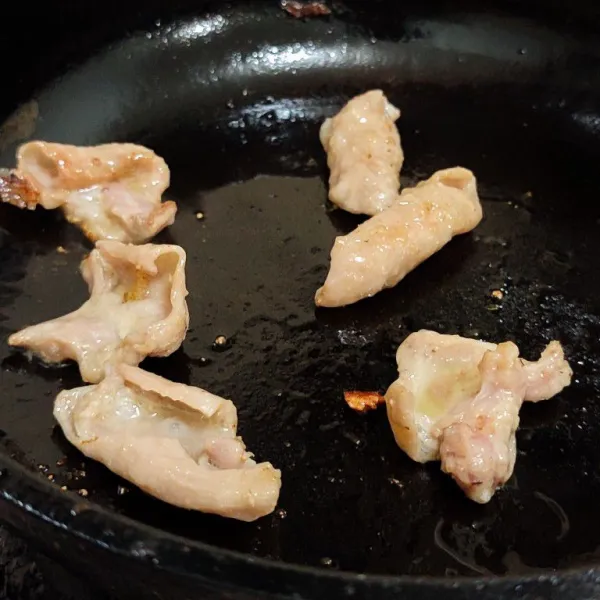 Panaskan panci lalu masukkan kulit ayam (tidak perlu pakai minyak).