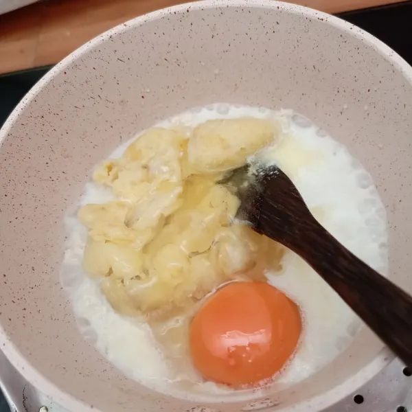 Masukkan kentang yang sudah dihaluskan dan telur. Aduk-aduk.