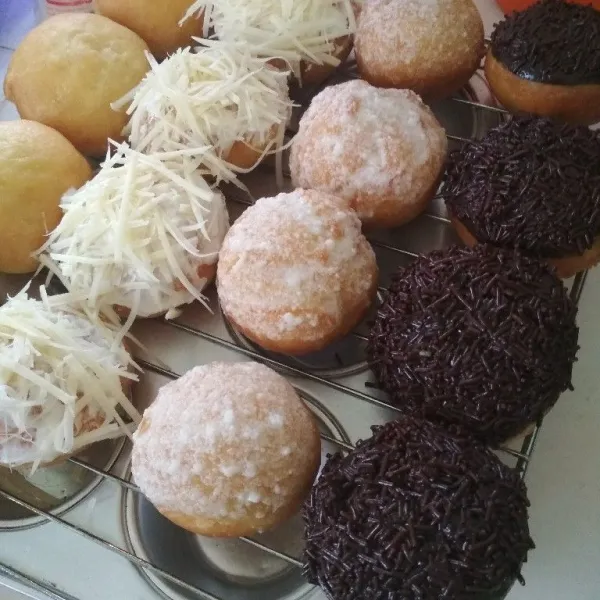 Setelah matang, angkat, tiriskan, lalu beri topping sesuai selera.