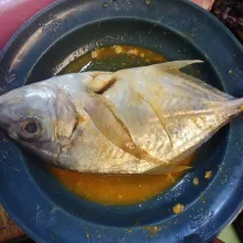 Marinasi ikan kuwe dengan bumbu yang telah di haluskan. Diamkan hingga bumbu meresap.