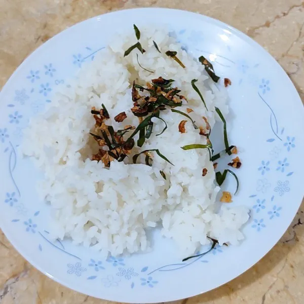 Tiriskan dari minyak lalu campurkan ke dalam nasi putih hangat lalu bumbui nasi dengan sedikit garam.