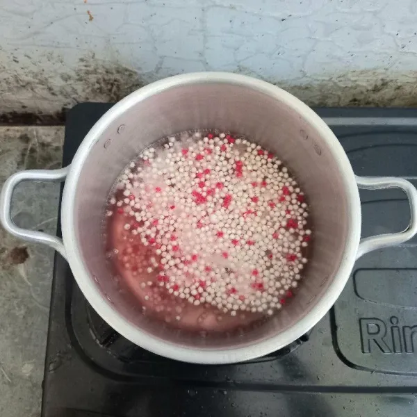 Rebus sagu mutiara dengan air.