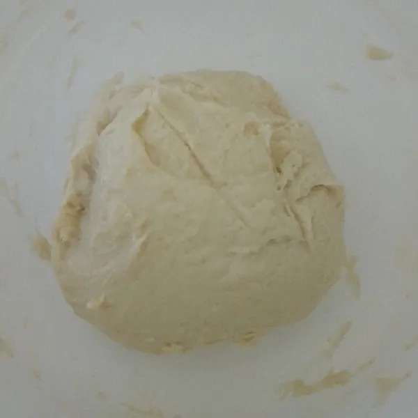 Jika sudah kalis elastis, kemudian adonan di proffing ± 30 menit. Setelah 30 menit, adonan siap dibentuk bulat-bulat dengan berat @20 gram. Proffing lagi selama 15 menit. Setelah mengembang, goreng dengan minyak yang sudah dipanaskan dengan api sedang. Donat cukup dibalik 1 kali agar tidak menyerap minyak.