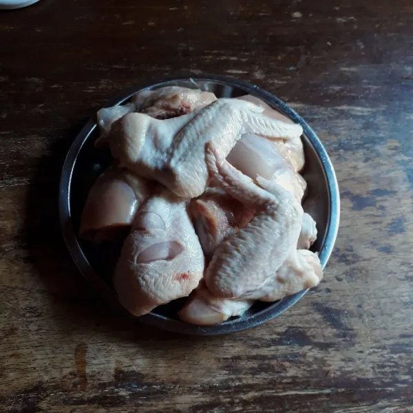 Cuci bersih ayam dan tiriskan. Kerat - kerat ayam dengan pisau.