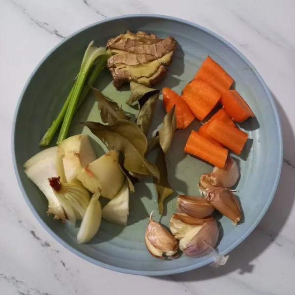 Geprek jahe, dan bawang putih, potong wortel serta bawang bombay