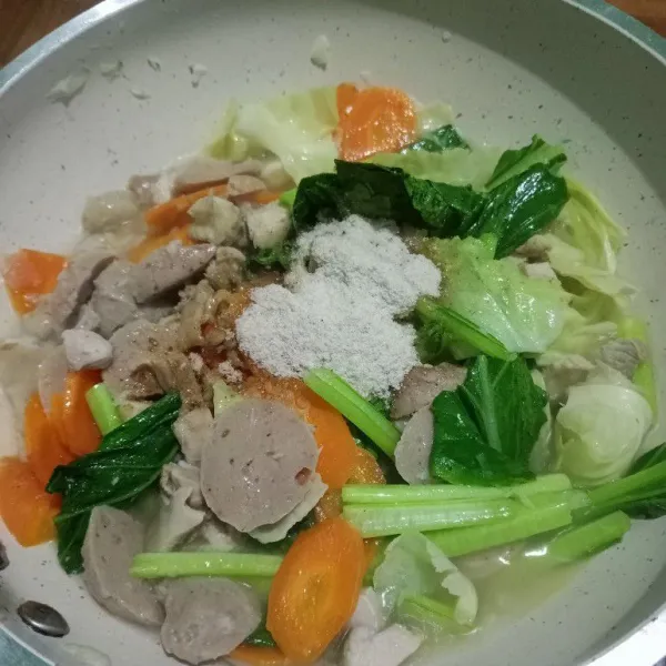 Masak hingga matang dan tambahan bumbu instan, garam dan gula pasir, aduk hingga tercampur rata dan koreksi rasa.
