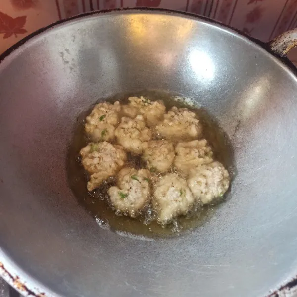 Ambil adonan batagor secukupnya kemudian cetakan menggunakan garpu, masukkan kedalam minyak yang sudah dipanaskan dan goreng hingga matang.