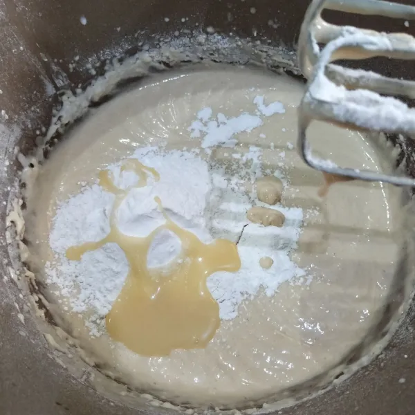 Setelah gula larut masukkan tepung terigu, susu kental manis dikit demi dikit dengan santan dan ragi instan, aduk sampai rata.
