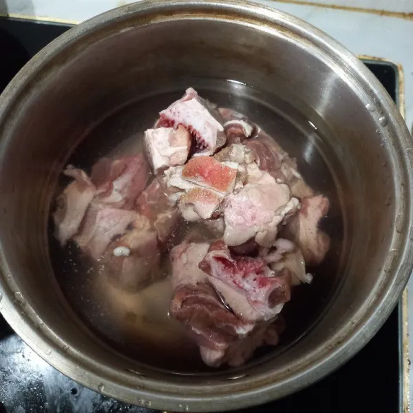 Rebus daging selama 15 menit, lalu buang airnya