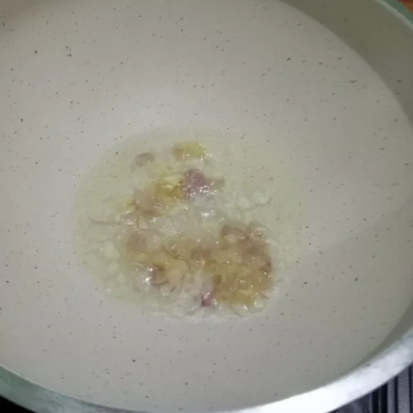 Tumis bumbu yang sudah dihaluskan sampai harum.