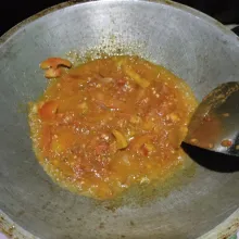 Masukkan cabe rawit, cabe merah, bawang merah dan bawang putih halus, tumis hingga sambal tanak, beri gula dan garam secukupnya. Sajikan sambal dengan ikan kuwe goreng.