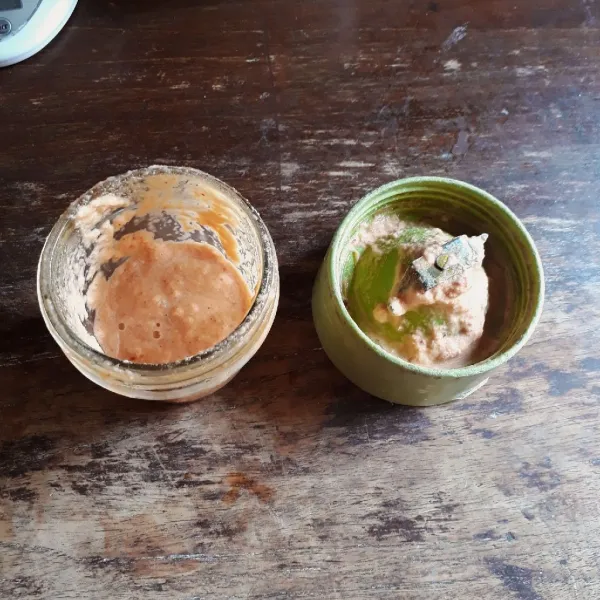 Haluskan bawang putih, bawang merah, cabe, kemiri, lengkuas dan ketumbar.