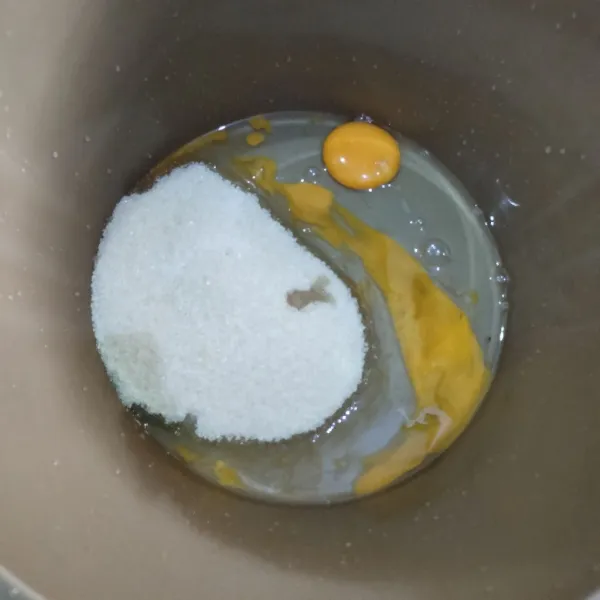 Kemudian masukkan gula pasir telur dan vanili cair aduk sampai rata hingga gula larut.