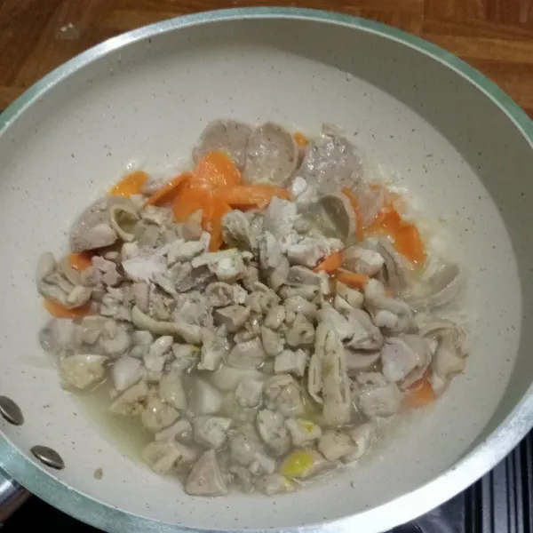 Setelah agak layu masukan ayam yang sebelumnya sudah direbus dan dipotong kecil-kecil.
