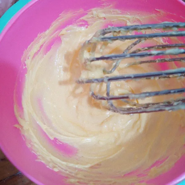 Kocok margarin dengan whisk sampai teksturnya creamy.