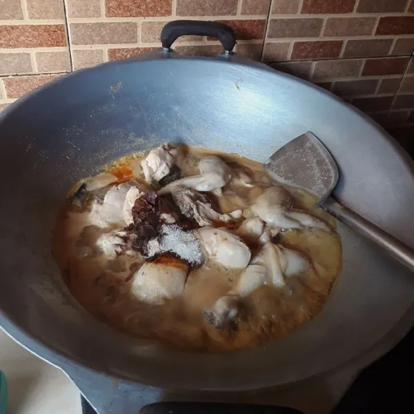 Tambahkan air dan sisa bahan lainnya, aduk rata. Masak hingga mendidih dan test rasa.