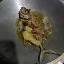 Goreng ikan kuwe yang telah di marinasi, goreng hingga ikan matang.