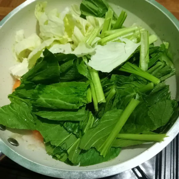 Lalu masukan kol dan sawi hijau.