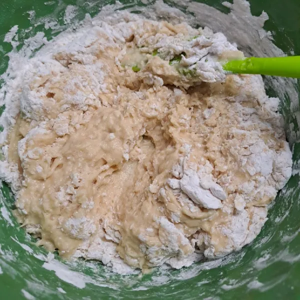 Tuang adonan dalam baskom. Beri tepung tapioka, terigu dan baking powder. Aduk sampai rata.