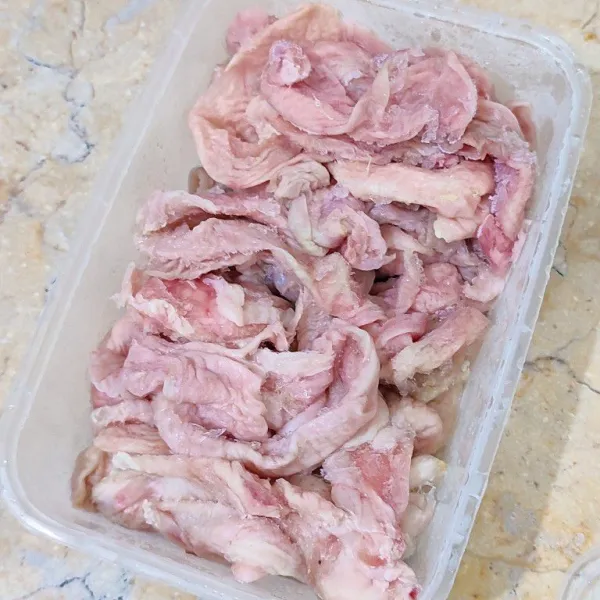 Marinasi kulit ayam yang sudah dibersihkan dengan garam, lada putih, kaldu ayam, dan kaldu jamur minimal 1 jam.