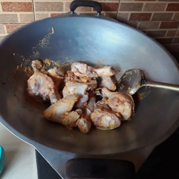 Masukkan ayam, aduk rata. Masak hingga ayam berubah warna.