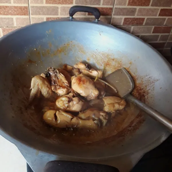 Masak dengan api sedang hingga ayam matang, bumbu meresap dan mengental.