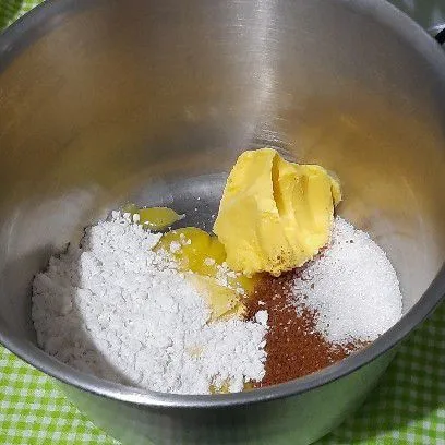 Masukkan margarin mix  dan gula mixer hingga gula larut.