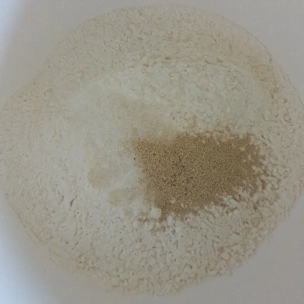 Campur terigu, gula, dan ragi instan, aduk rata.