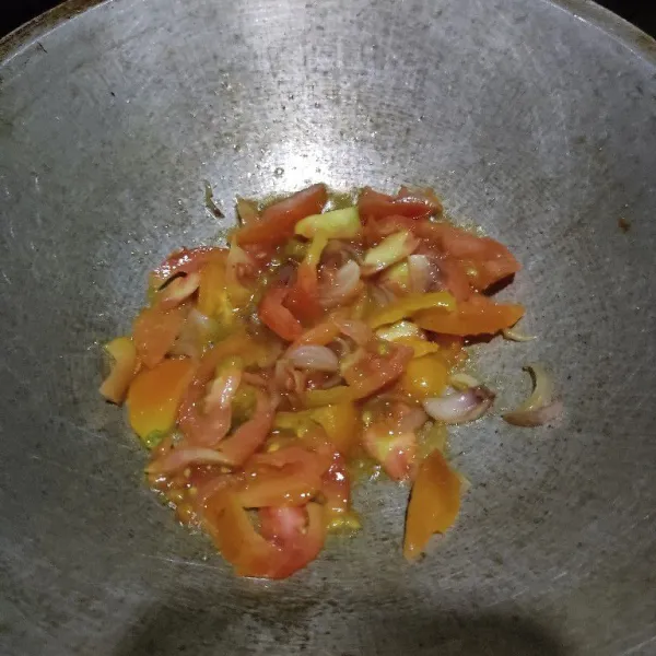 Buat sambal datok, tumis bawang merah iris hingga wangi, masukkan irisan tomat, tumis hingga tomat layu dan hancur.