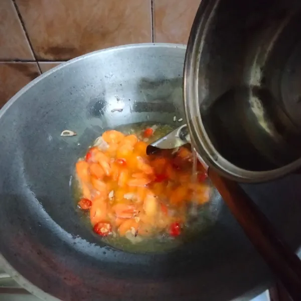 Kemudian tambahkan air, aduk rata dan masak hingga wortel empuk.