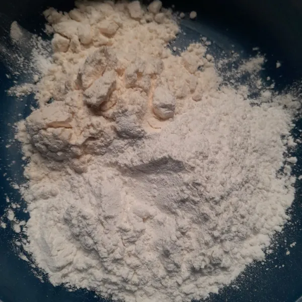 Masukan ke dalam wadah tepung terigu dan tepung beras.