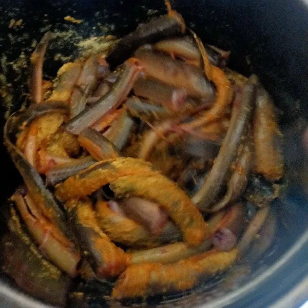 Marinasi dengan bumbu ikan instan kurang lebih 15 menit.