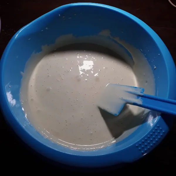 Tambahkan bahan cair (step 1), aduk balik dengan spatula.
