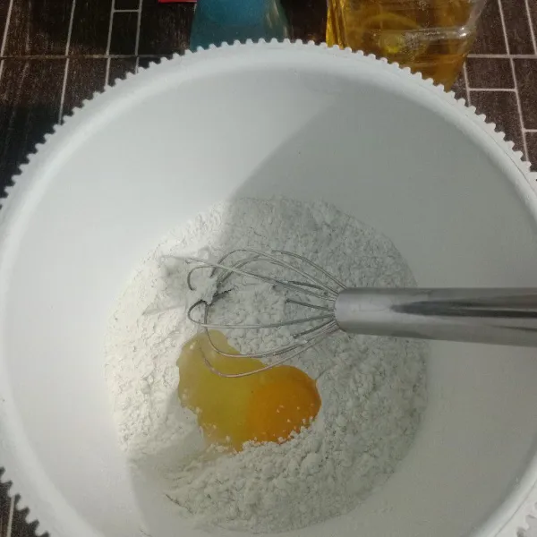 Masukkan ke dalam wadah: terigu, maizena, telur, serta garam.