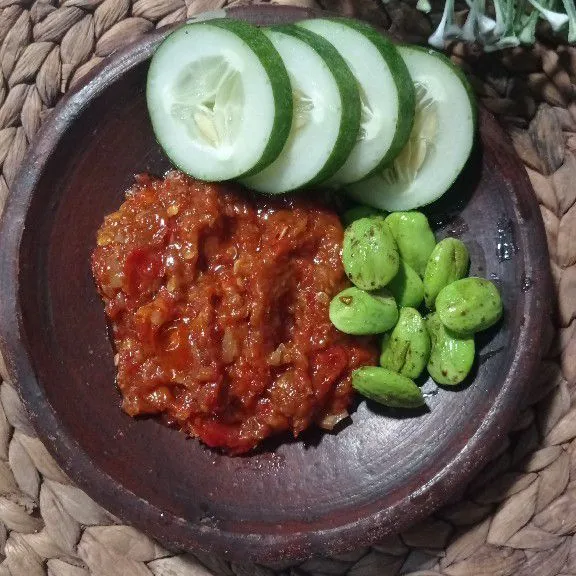 Sambal siap di santap dengan tempe atau tahu.