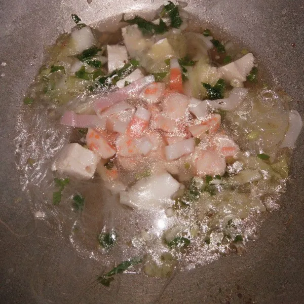 Setelah itu masukan sayuran, tahu dan bakso seafoodnya beri bumbu garam, kaldu dan gula secukupnya. Koreksi rasa masak sampai mendidih lalu matikan.