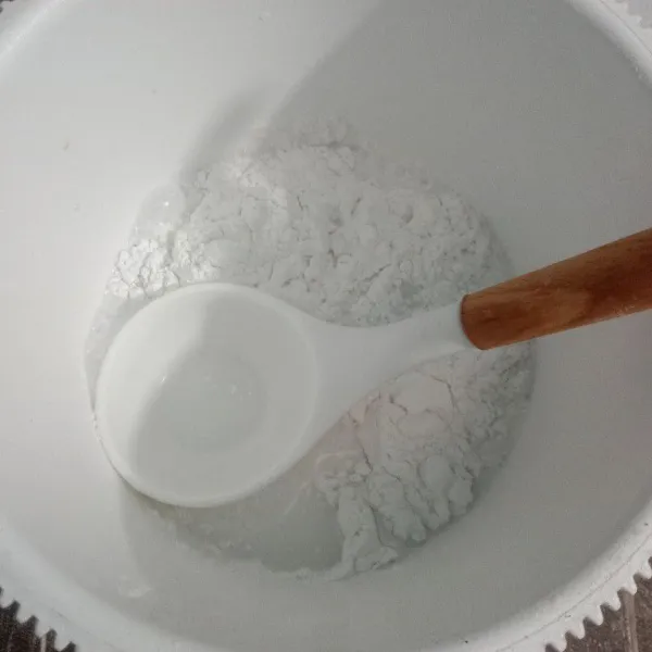 Campur santan 500 ml dengan tepung beras, sisihkan.