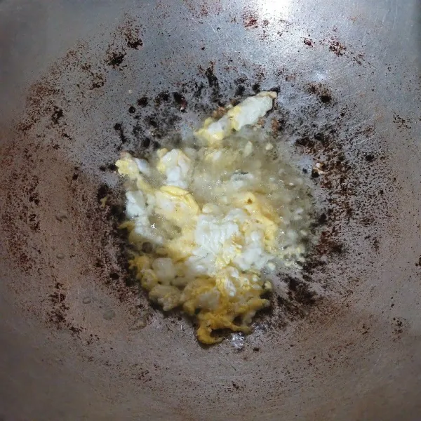 Panaskan minyak, buat telur orak-arik, tiriskan.