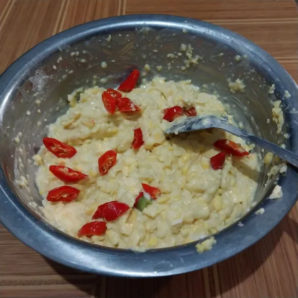 Beri irisan cabe rawit merah.