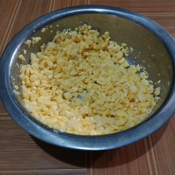 Jagung ditumbuk kasar.